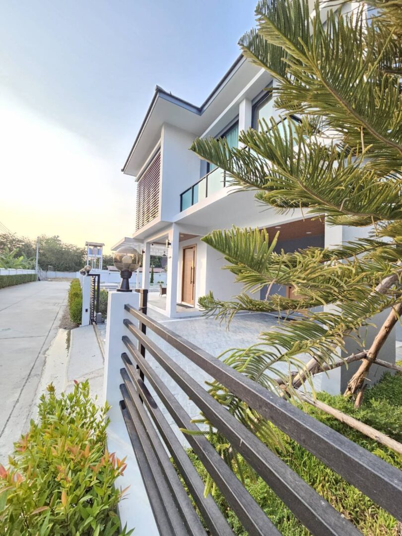 Luxury 4-Bedroom Pool Villa with Saltwater Pool, Huay Yai