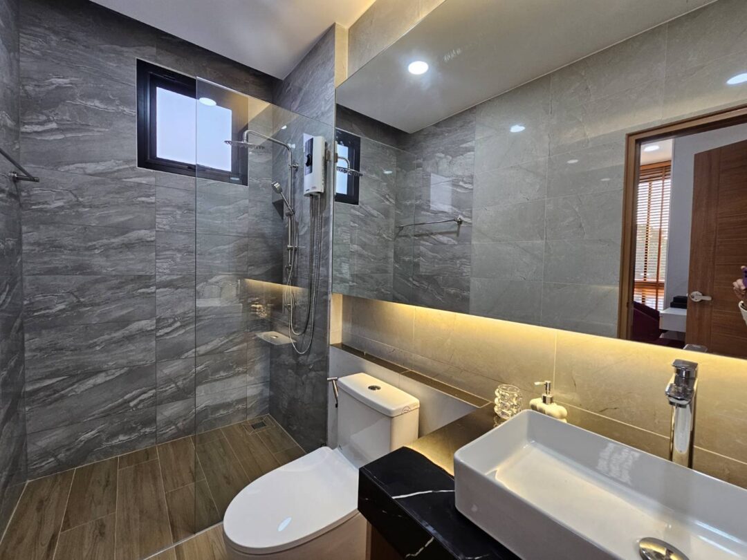 Luxury 4-Bedroom Pool Villa with Saltwater Pool, Huay Yai