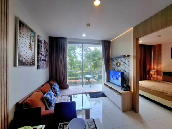 Garden View 1-bedroom Condo at The Riviera Wongamat Beach