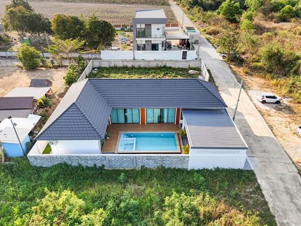 3-bedroom Beachside Pool Villa in Bang Saray