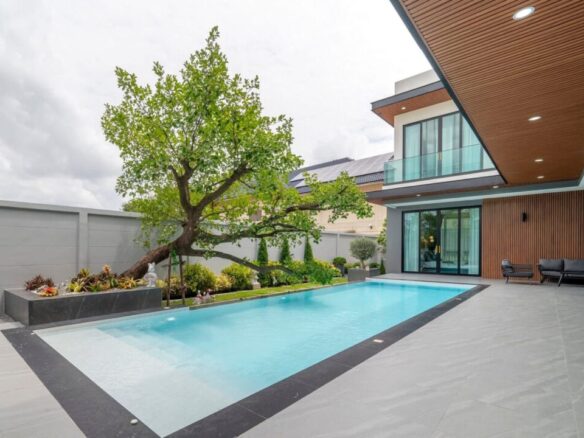 Elegant 5-Bedroom Luxury Villa with Saltwater Pool, East Pattaya