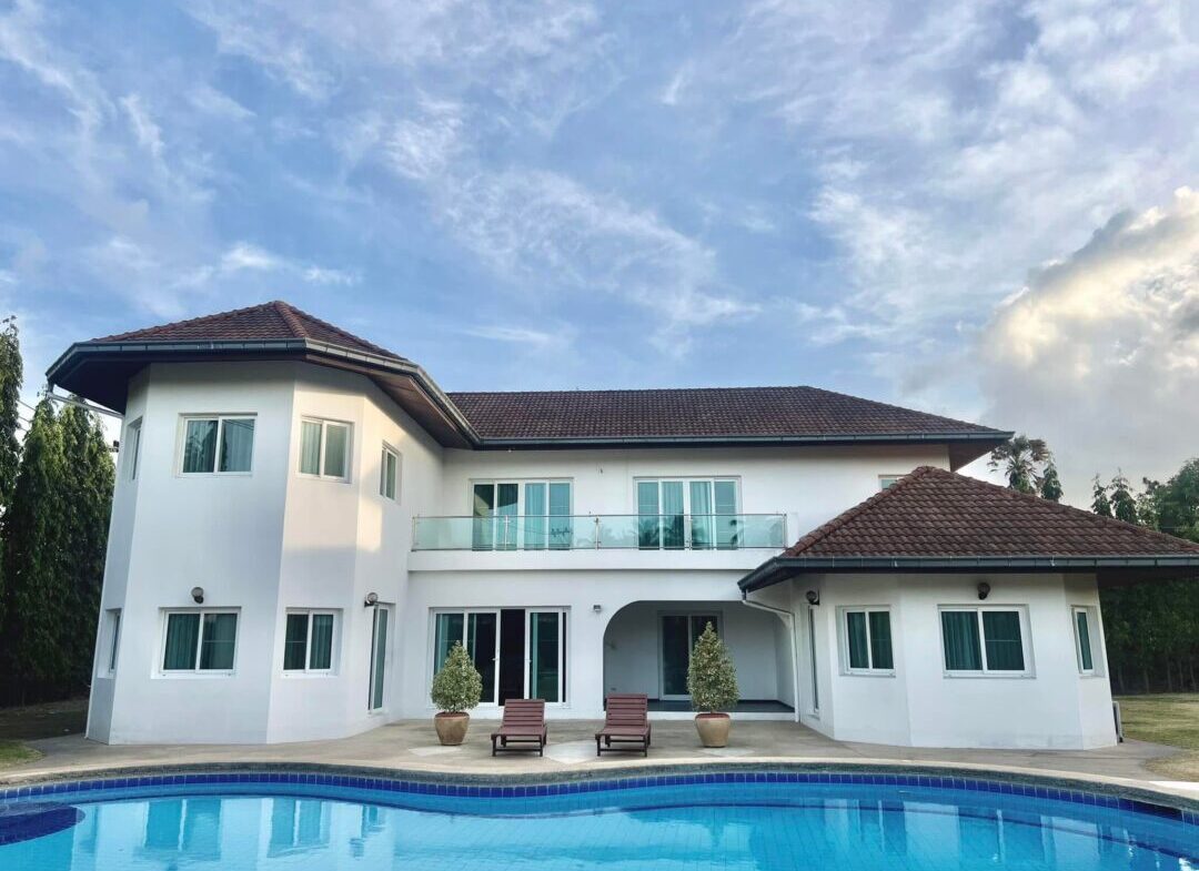 Pet-Friendly 5-bedroom Pool Villa Near Mabprachan Lake
