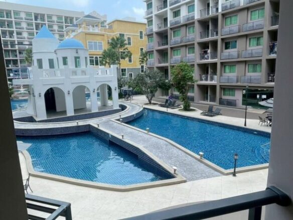Pool View 1-bedroom Condo at Arcadia Beach Continental Pattaya with Pool View, Thap Praya
