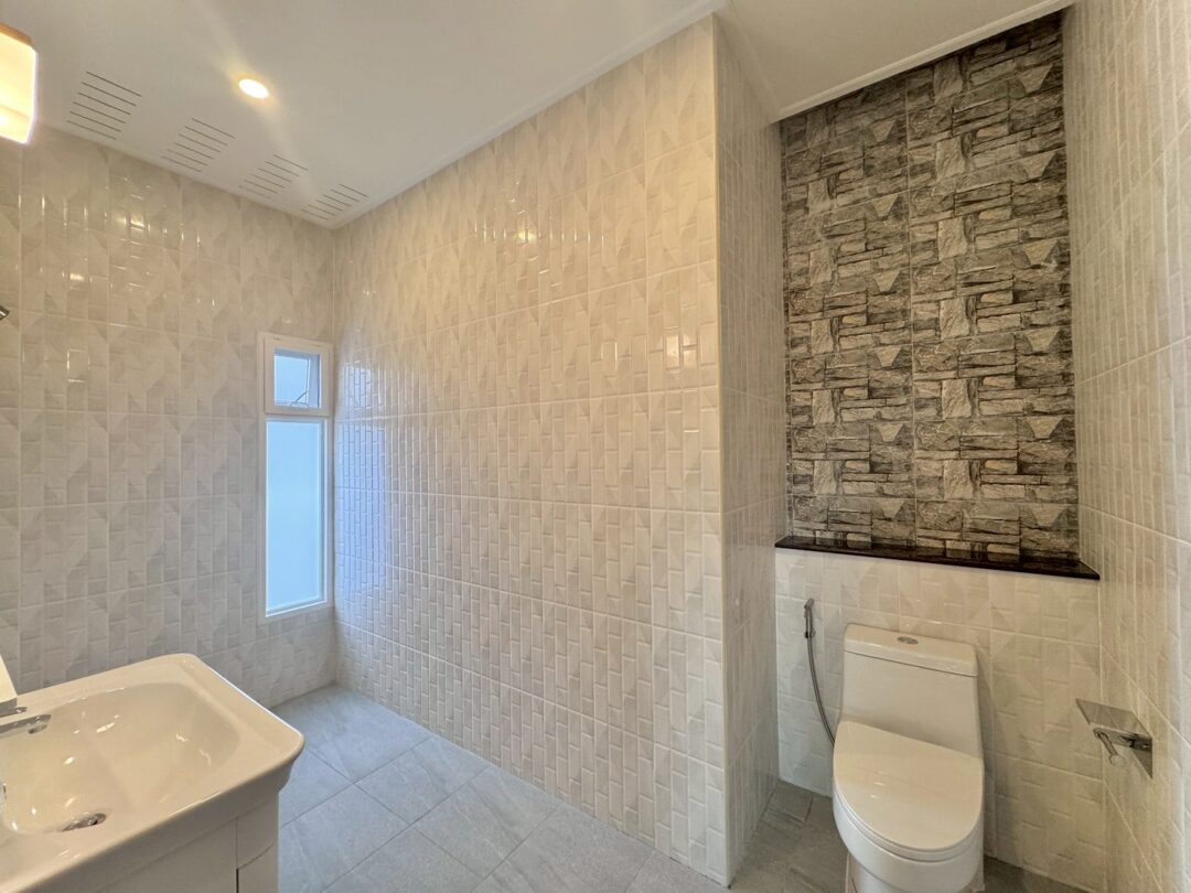 Spacious Modern Home 3-bedroom with Large Garden Area