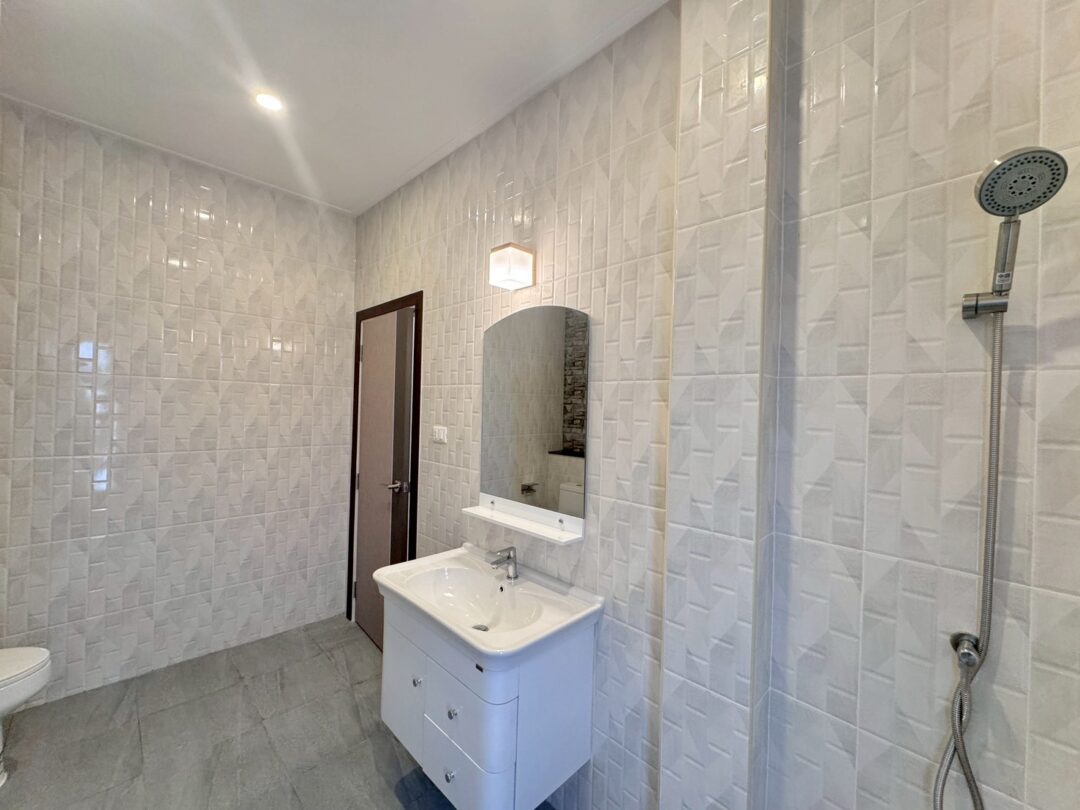 Spacious Modern Home 3-bedroom with Large Garden Area