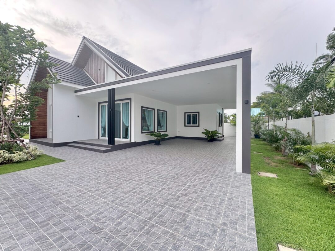 Spacious Modern Home 3-bedroom with Large Garden Area
