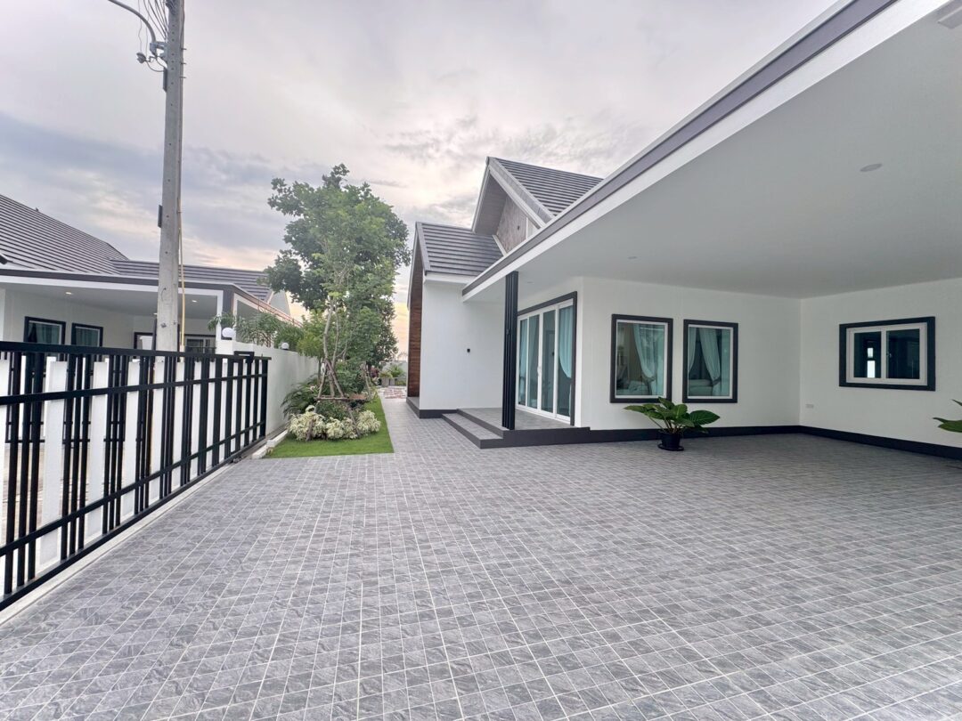 Spacious Modern Home 3-bedroom with Large Garden Area