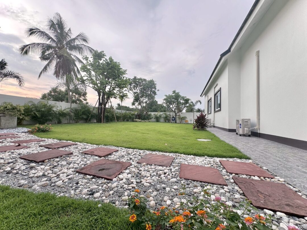 Spacious Modern Home 3-bedroom with Large Garden Area