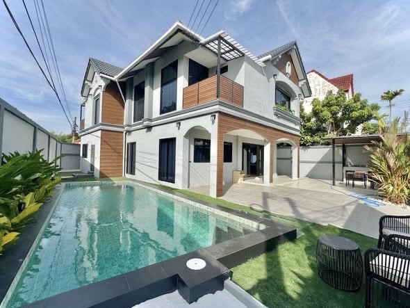 Spacious 5-bedroom Family Home in Country Club Village – Prime East Pattaya Location