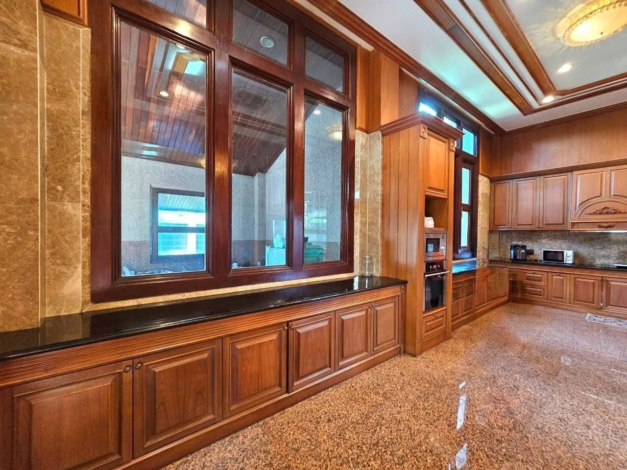 5-bedroom Luxury Mansion – Prime Location in Sriracha City