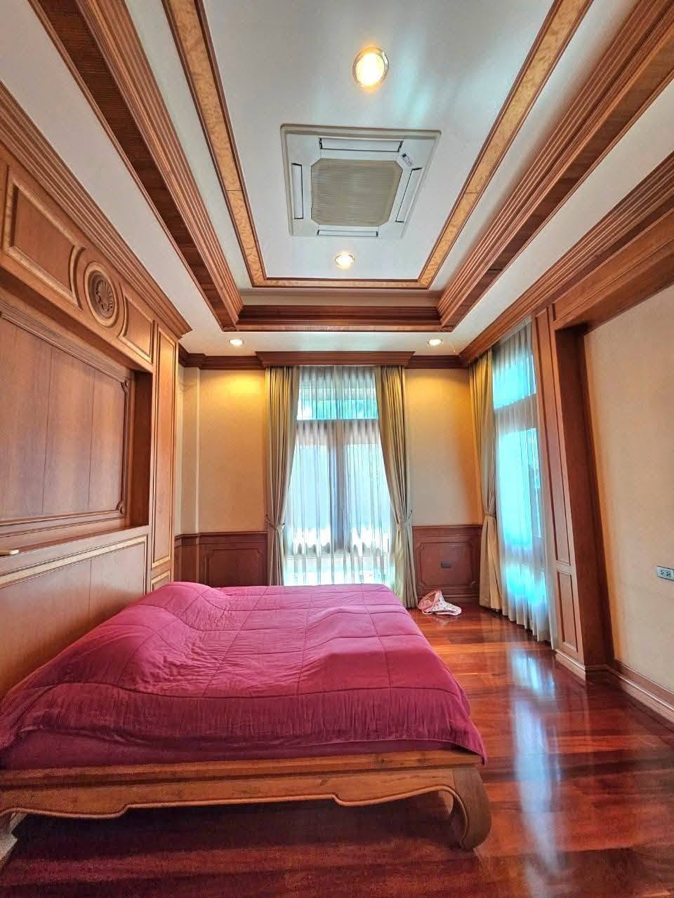 5-bedroom Luxury Mansion – Prime Location in Sriracha City