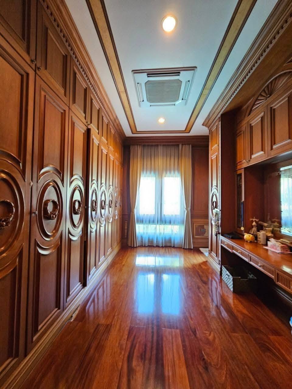 5-bedroom Luxury Mansion – Prime Location in Sriracha City