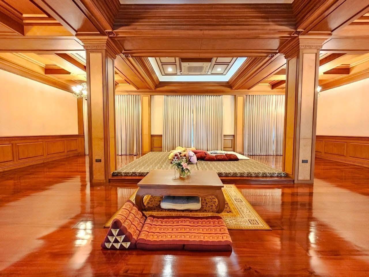 5-bedroom Luxury Mansion – Prime Location in Sriracha City