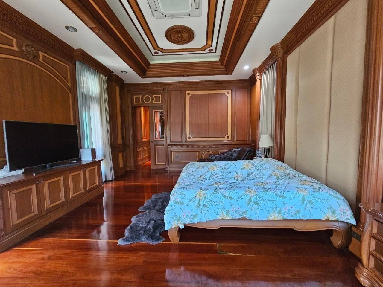 5-bedroom Luxury Mansion – Prime Location in Sriracha City