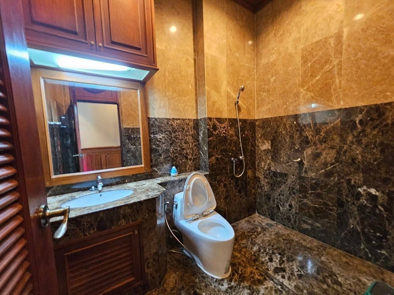 5-bedroom Luxury Mansion – Prime Location in Sriracha City
