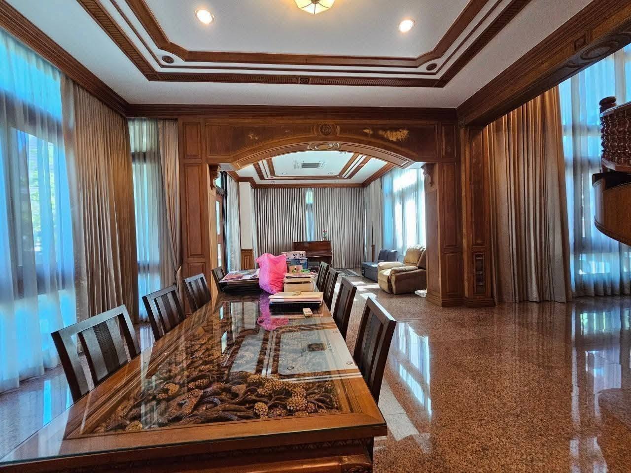5-bedroom Luxury Mansion – Prime Location in Sriracha City