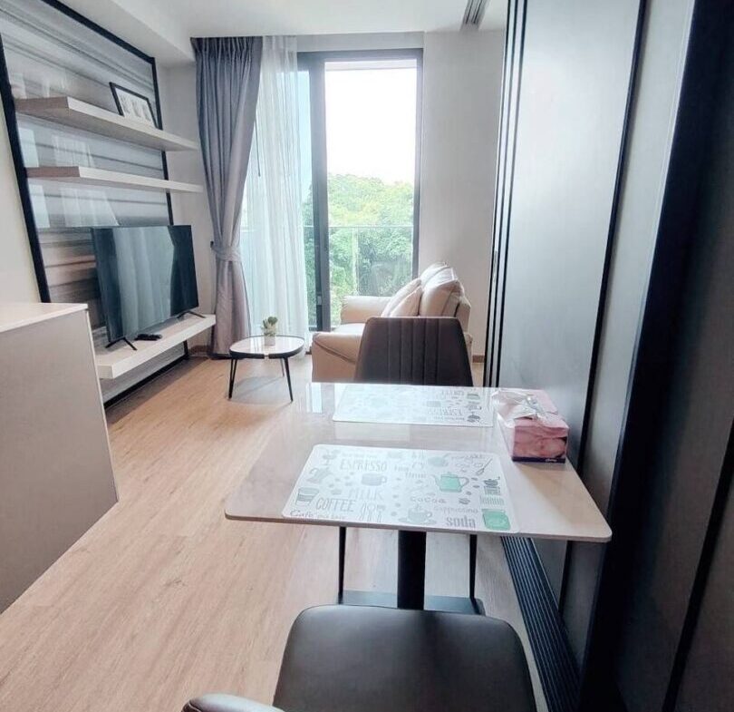 810