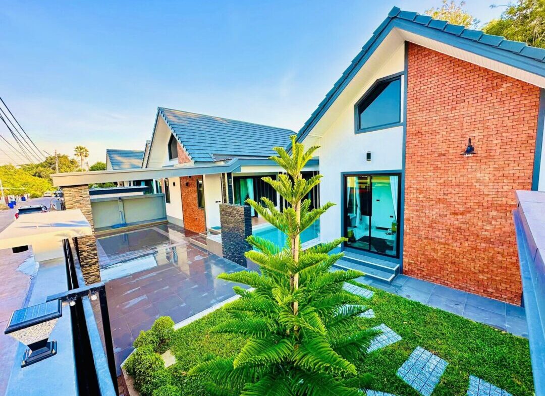 3 bedroom House with Private Pool in Pong, Near Mabprachan Lake