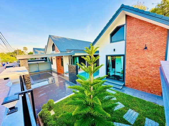 3 bedroom House with Private Pool in Pong, Near Mabprachan Lake