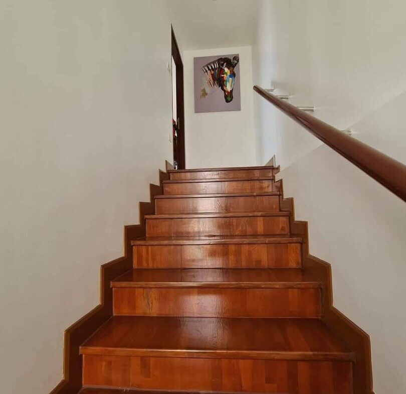 810