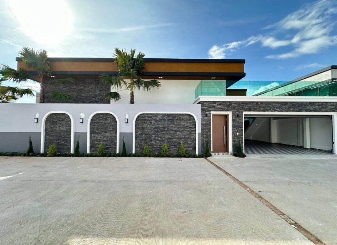 4-bedroom Luxury Pool Villa at Baan Mae Bibury, East Pattaya