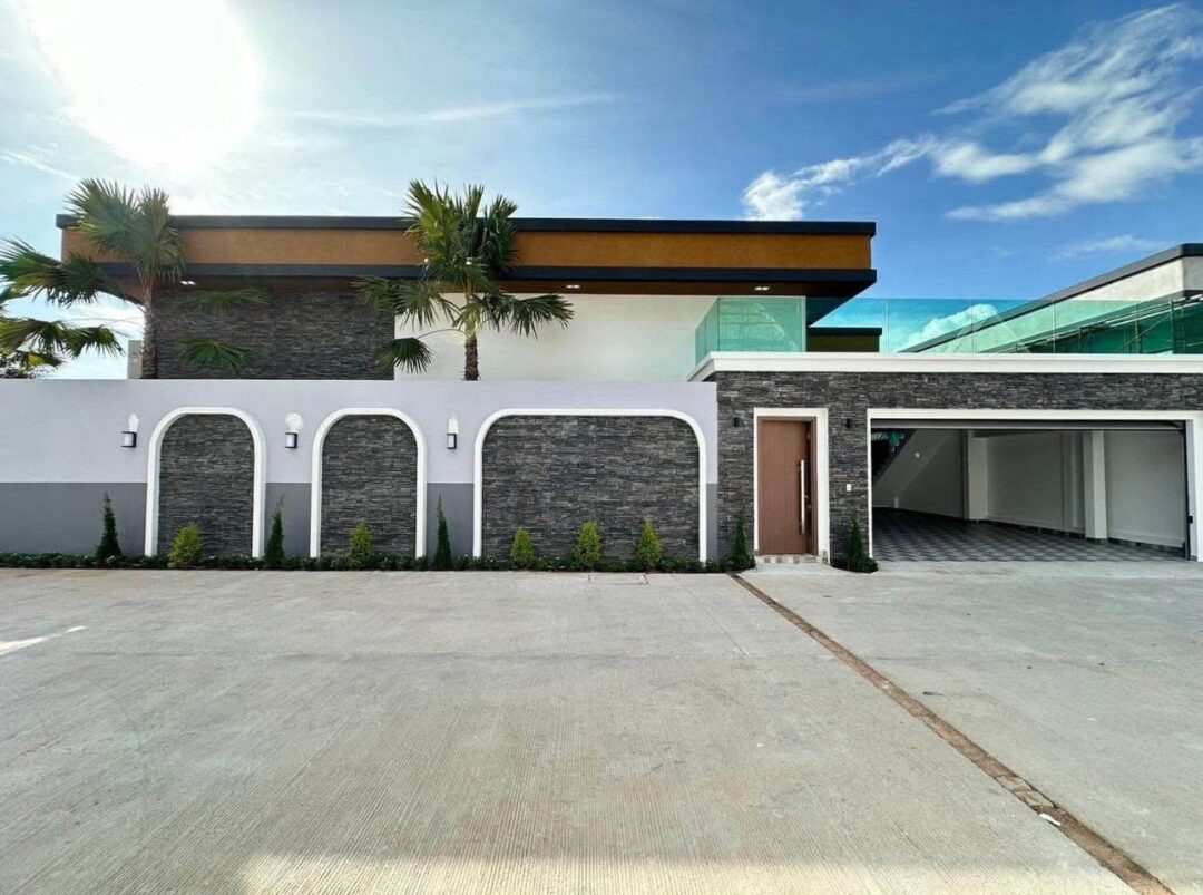 649262044_26687898670801803_6848255392551016930_n 4-bedroom Luxury Pool Villa at Baan Mae Bibury, East Pattaya