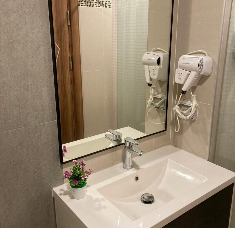810