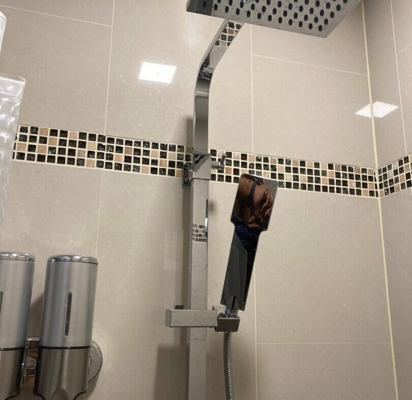 810